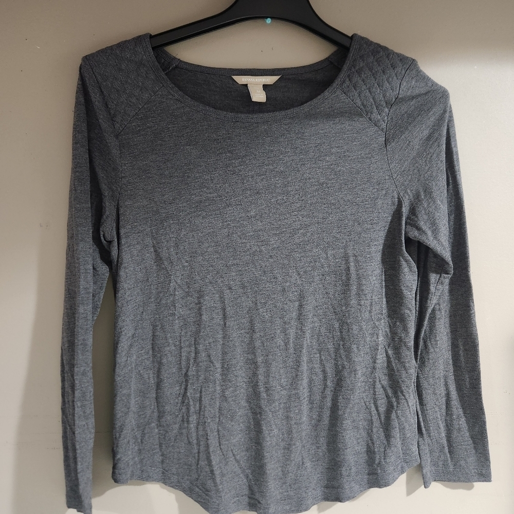 Banana Republic Long Sleeve Grey Tee Quikted Shoulder Size M